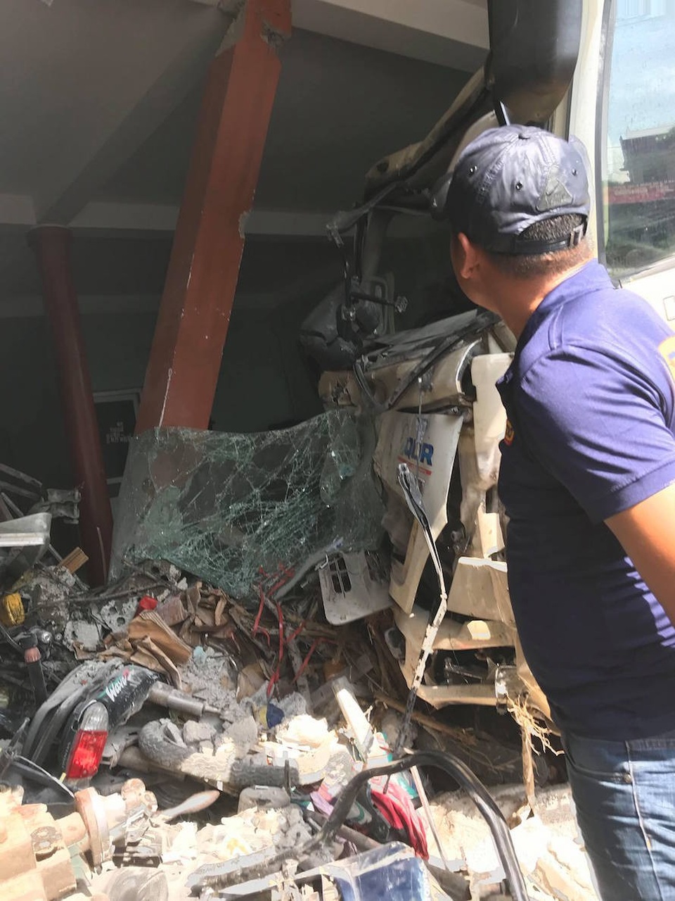 
Nhà anh Đạt bị chiếc xe chở rác đâm hư hỏng.
