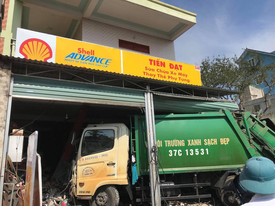 
Hiện trường chiếc xe chở rác đâm vào nhà dân.
