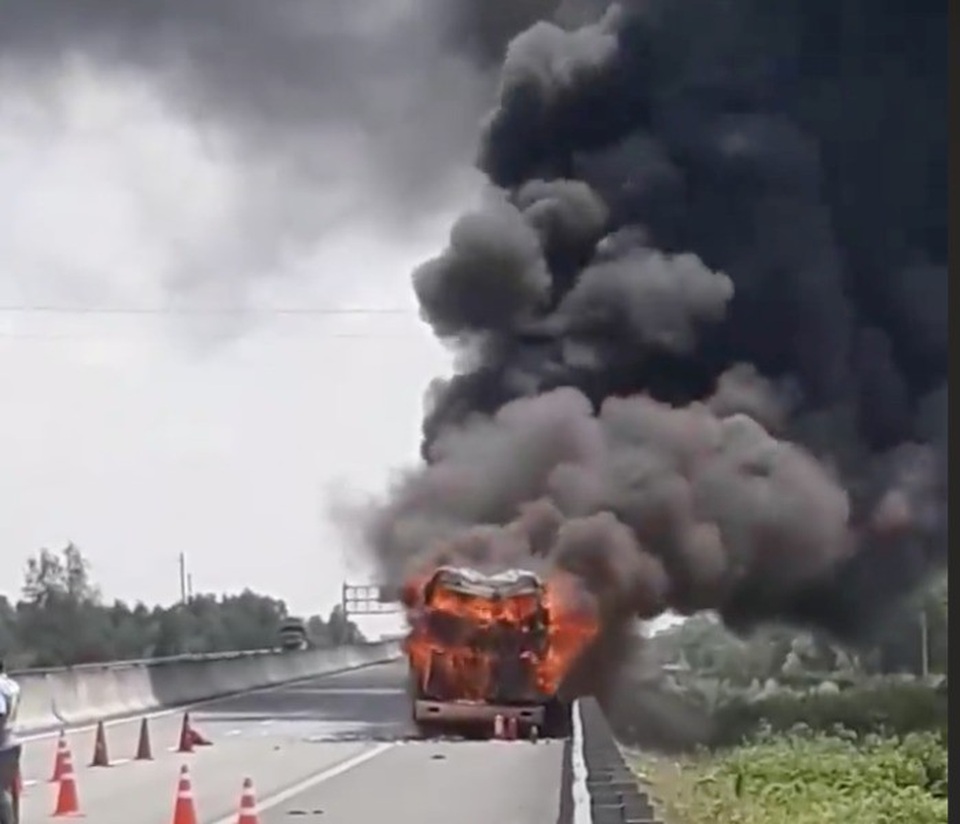 Chiếc xe đang lưu thông thì bất ngờ bốc cháy