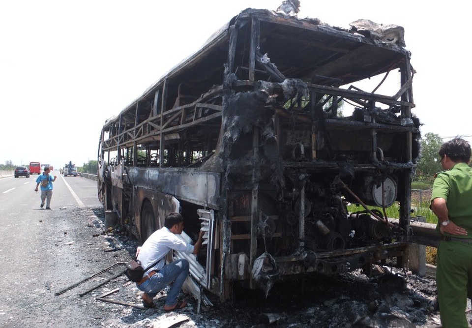 Ngọn lửa đã thiêu rụi hoàn toàn chiếc xe và hành lý của hành khách trên xe