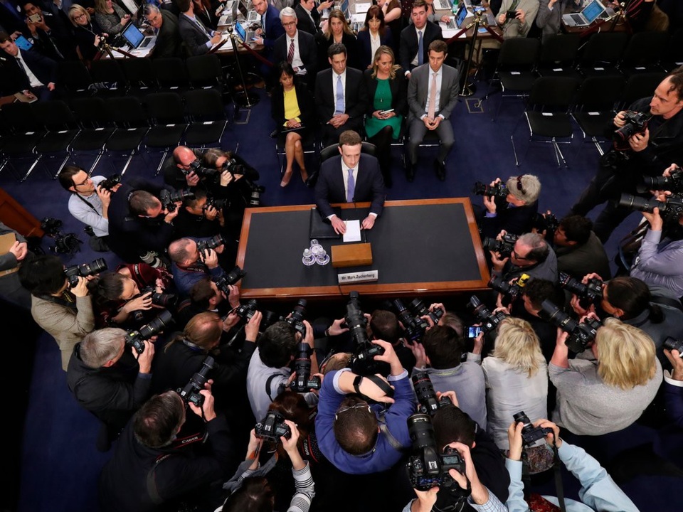 CEO Mark Zuckerberg: Khi "tài năng gặp thời" - 12 Mark Zuckerberg tại phiên điều trần với Hạ viên Mỹ vào trung tuần tháng 4.