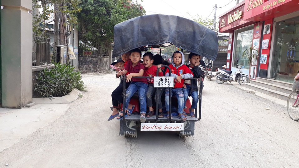 Nhường đất cho dự án, dân hơn chục năm mòn mỏi chờ sổ đỏ nhà tái định cư - 3 
Trường bỏ hoang, trẻ em phải đi học xa nhà hàng cây số.