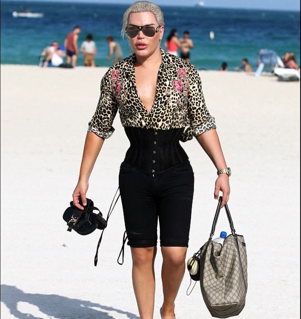 "Búp bê Ken" Rodrigo Alves sang Séc "tân trang nhan sắc" - 7
Gần đây Rodrigo Alves đã phẫu thuật cắt bỏ xương sườn với hi vọng dáng vóc trông thanh mảnh hơn.