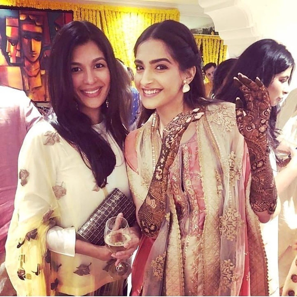 Minh tinh Bollywood Sonam Kapoor sắp cưới đại gia - 1
Minh tinh Bollywood Sonam Kapoor (phải) tổ chức tiệc xa hoa trước đám cưới
