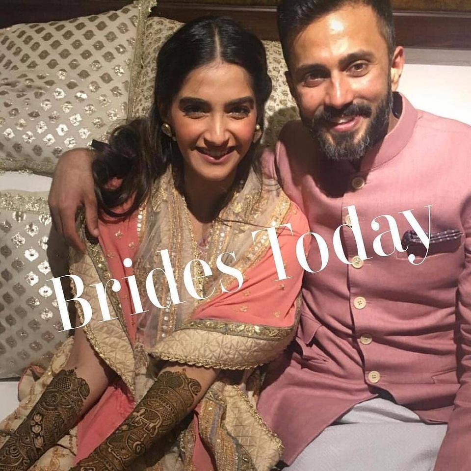 Minh tinh Bollywood Sonam Kapoor sắp cưới đại gia - 3
Anand Ahuja gặp Sonam Kapoor vào năm 2014 thông qua Prernia Qureshi, stylist của nữ diễn viên 33 tuổi. Anand Ahuja hiện còn là ông chủ thương hiệu thời trang danh tiếng Bhane