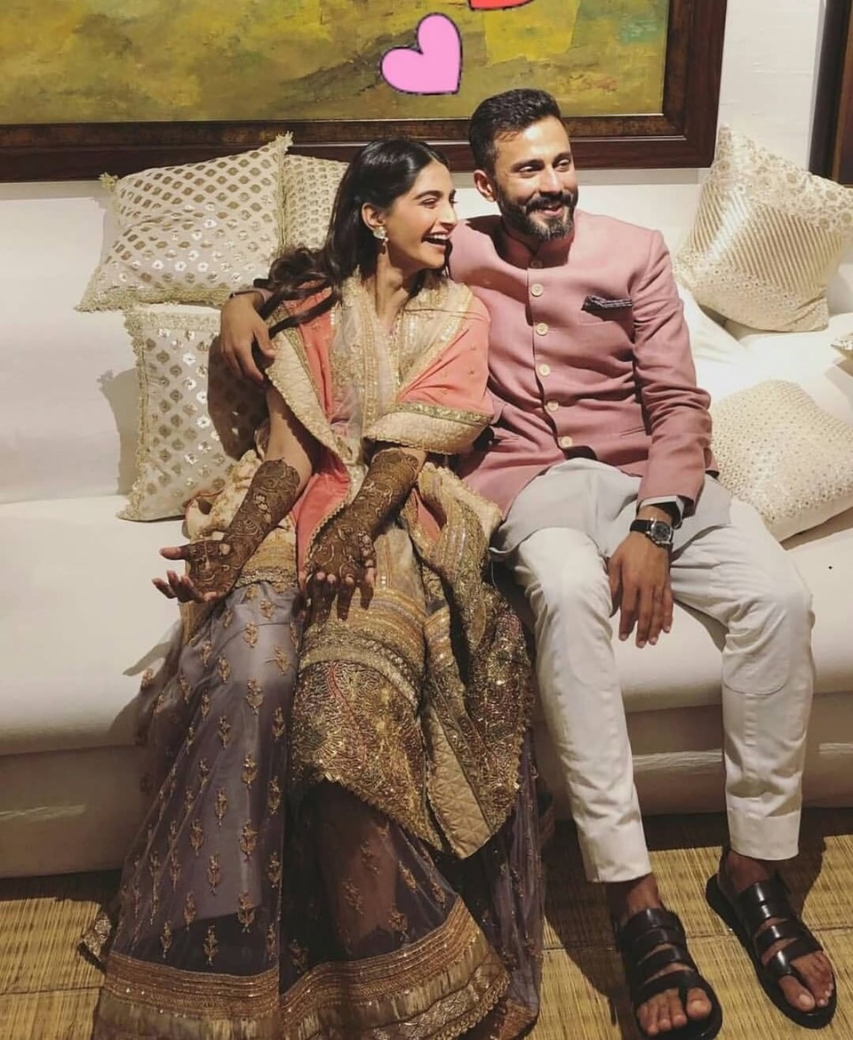 Minh tinh Bollywood Sonam Kapoor sắp cưới đại gia - 6
Sonam Kapoor được yêu thích qua các phim như I Hate Luv Storys (2010), Raanjhanaa (2013), Neerja (2016)... Cô là gương mặt quảng cáo của Colgate, Electrolux, Lux, Mont Blanc, Oppo Mobile, Salvatore Ferragamo... và luôn có trong danh sách những người đẹp nhất Ấn Độ.
