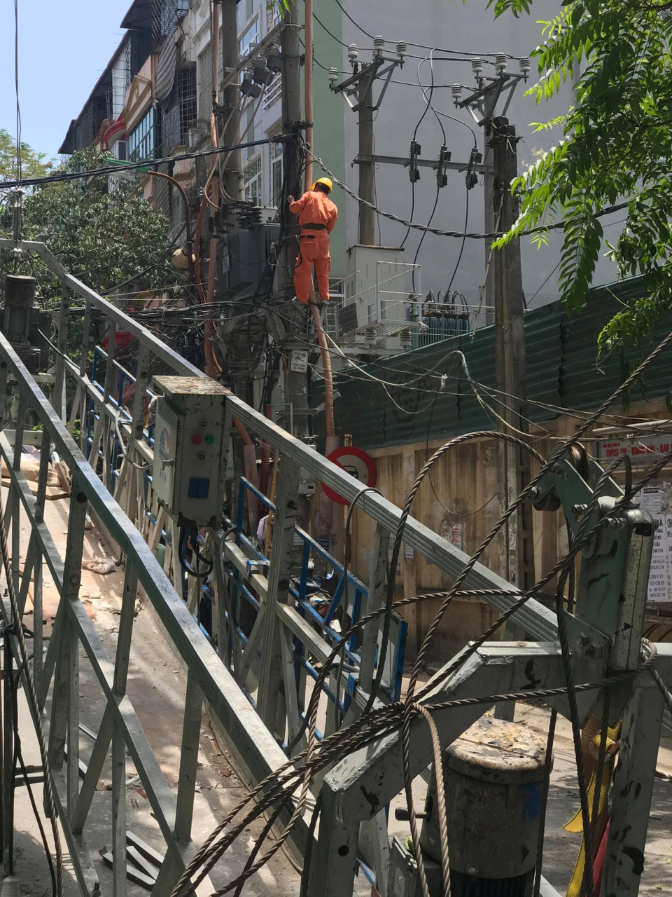 Hà Nội: Đứt dây cáp sàn treo xây dựng, 2 người trọng thương - 1
Sàn treo xây dựng bị đứt một bên cáp, rơi xuống đường gây tai nạn cho 2 người.