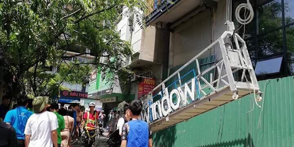 Hà Nội: Đứt dây cáp sàn treo xây dựng, 2 người trọng thương - 2
Sàn treo đứt một bên cáp, tuột hẳn xuống đường. (Ảnh: Facebook)