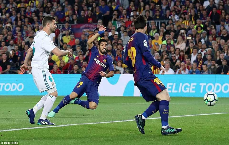 Barcelona 2-2 Real Madrid: Messi, C.Ronaldo cùng lập công - 2
Luis Suarez mở tỷ số cho Barcelona từ rất sớm
