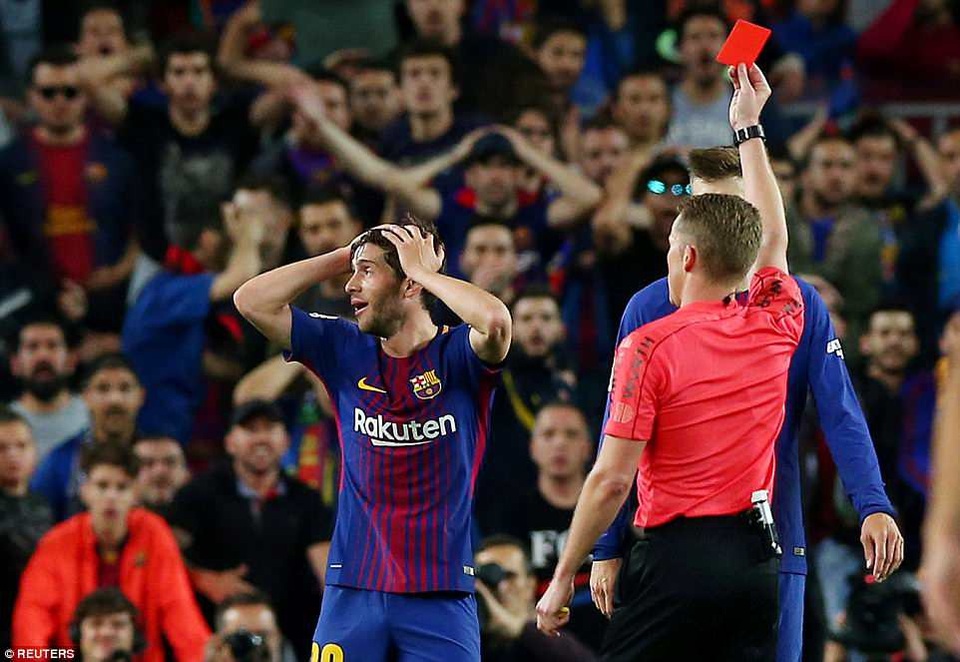 Barcelona 2-2 Real Madrid: Messi, C.Ronaldo cùng lập công - 3
Thẻ đỏ của Sergi Roberto khiến Barcelona chơi thiếu người ở cả hiệp 2