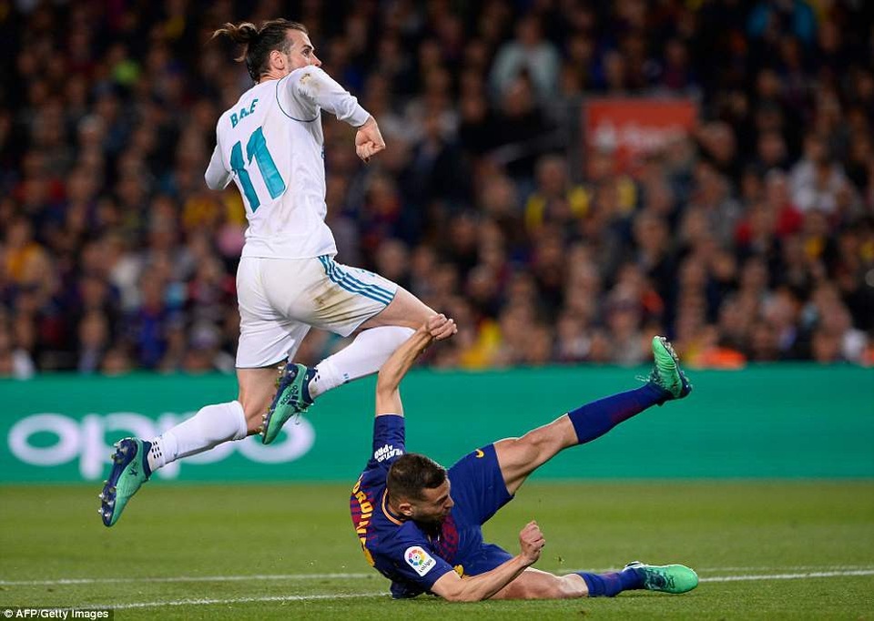 Barcelona 2-2 Real Madrid: Messi, C.Ronaldo cùng lập công - 4
Bale ấn định kết quả hòa 2-2 chung cuộc cho Real Madrid ở hiệp 2