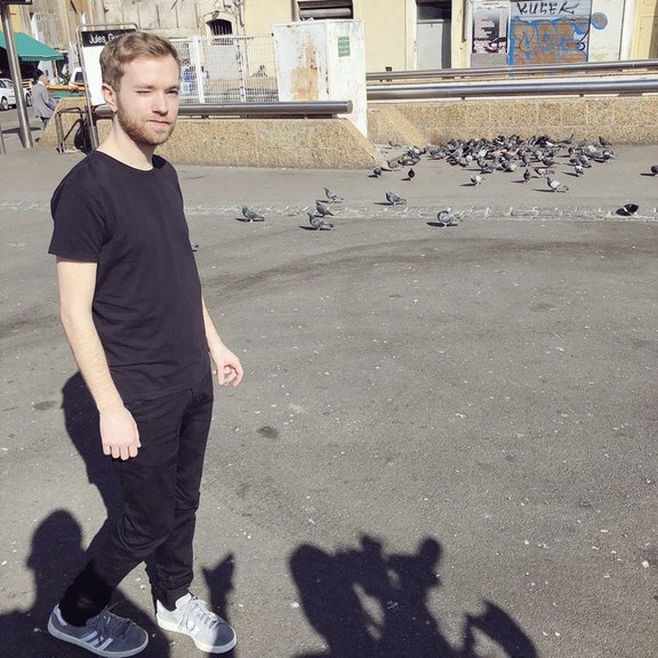 Chùm ảnh trùng hợp hài hước “đánh lừa" thị giác người nhìn - 11 Chàng trai “siêu vòng ba”