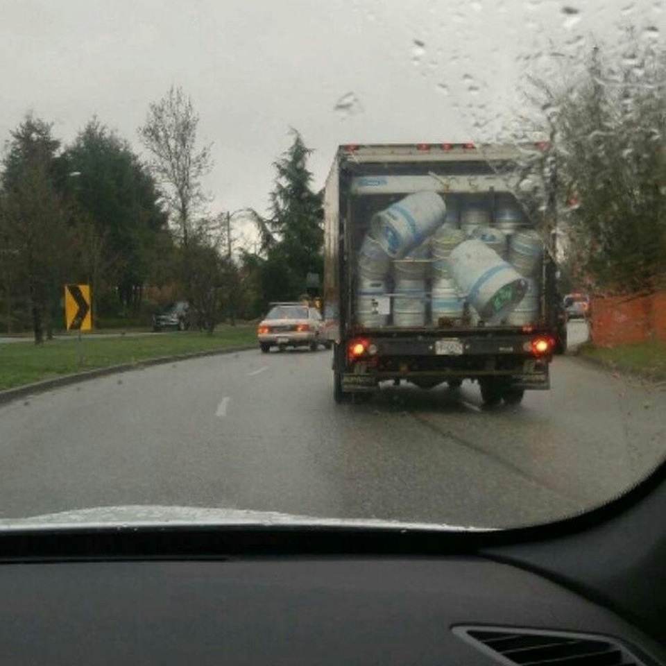 Chùm ảnh trùng hợp hài hước “đánh lừa" thị giác người nhìn - 5 Giật mình vì tai nạn sắp xảy ra? Thực chất đó chỉ là hình dán trên thùng xe tải