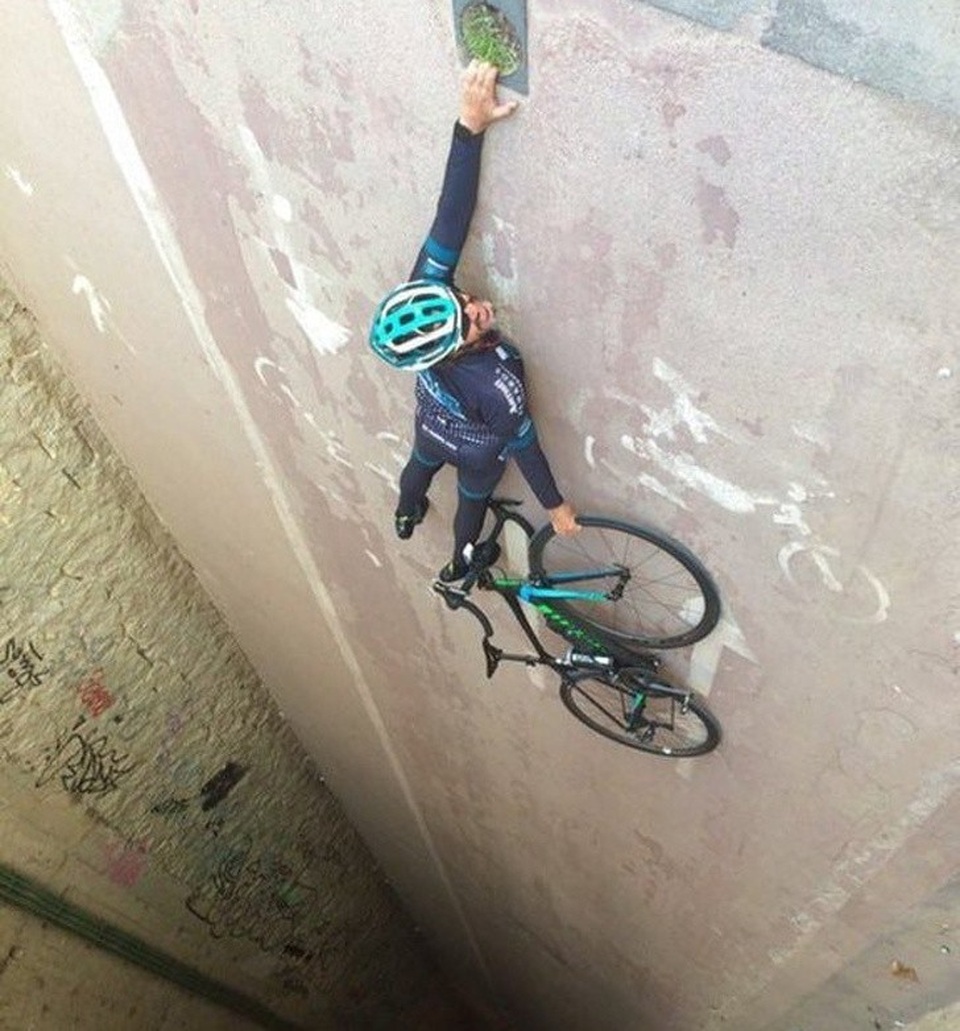 Chùm ảnh trùng hợp hài hước “đánh lừa" thị giác người nhìn - 6 Một khoảnh khắc kinh hoàng? Nếu thay đổi góc nhìn của bức ảnh, bạn sẽ nhận ra sự thật