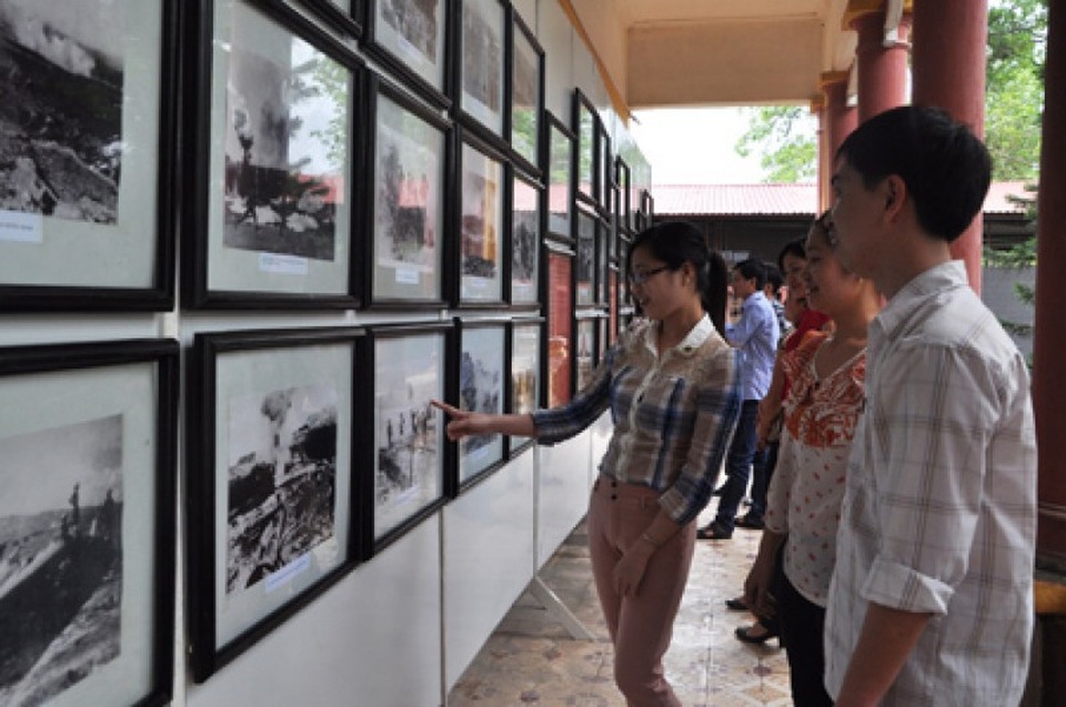 Nhiều chương trình kỷ niệm 64 năm Chiến thắng Điện Biên Phủ - 2 Trưng bày hình ảnh và hiện vật hướng tới 64 năm kỷ niệm Chiến thắng Điện Biên Phủ tại Hưng Yên. Ảnh: TL.
