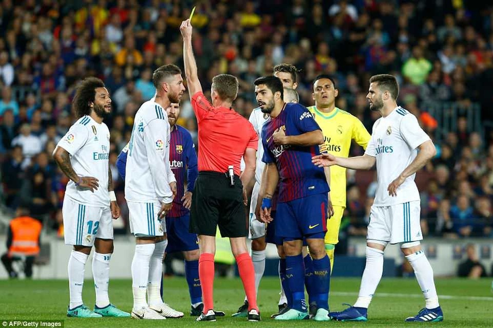 Những khoảnh khắc Barcelona bất phân thắng bại với Real Madrid tại Nou Camp - 17
Trận đấu diễn ra đầy căng thẳng, trọng tài đã rút ra 8 thẻ vàng bên cạnh thẻ đỏ trực tiếp của Sergi Roberto