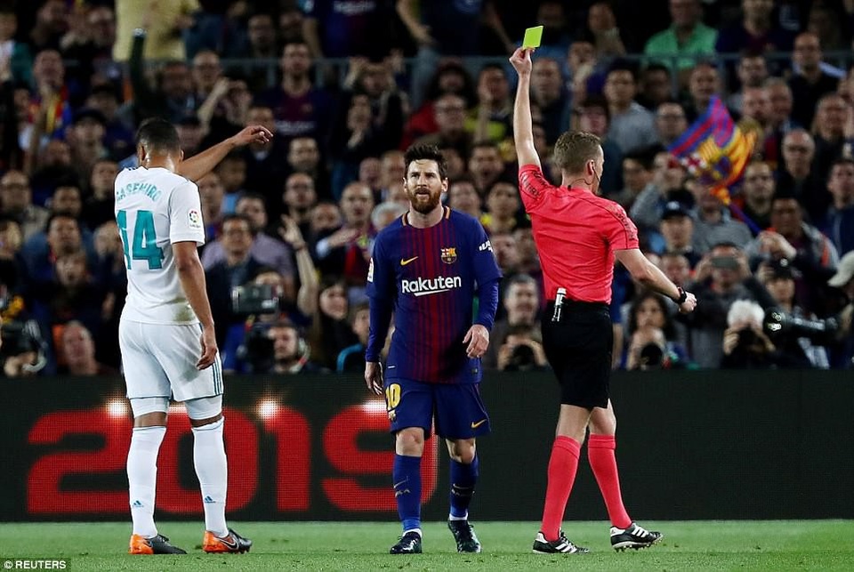 Những khoảnh khắc Barcelona bất phân thắng bại với Real Madrid tại Nou Camp - 16
Messi nhận thẻ vàng sau pha chơi xấu với Sergio Ramos