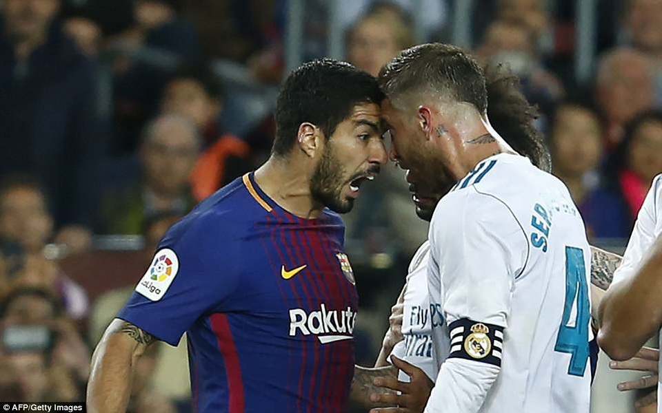 Những khoảnh khắc Barcelona bất phân thắng bại với Real Madrid tại Nou Camp - 14
Luis Suarez và Ramos đối đầu nhau, sau tình huống va chạm