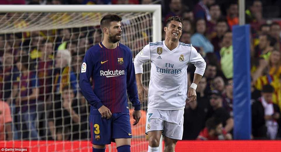 Những khoảnh khắc Barcelona bất phân thắng bại với Real Madrid tại Nou Camp - 10
C.Ronaldo đau đớn sau tình huống va chạm mạnh với Pique