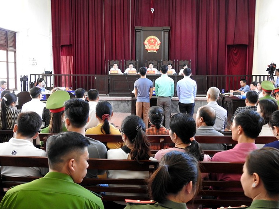 Hoãn phiên xử vụ chạy thận làm 8 người chết tại Hoà Bình - 1
Hội đồng xét xử làm thủ tục khai mạc phiên tòa