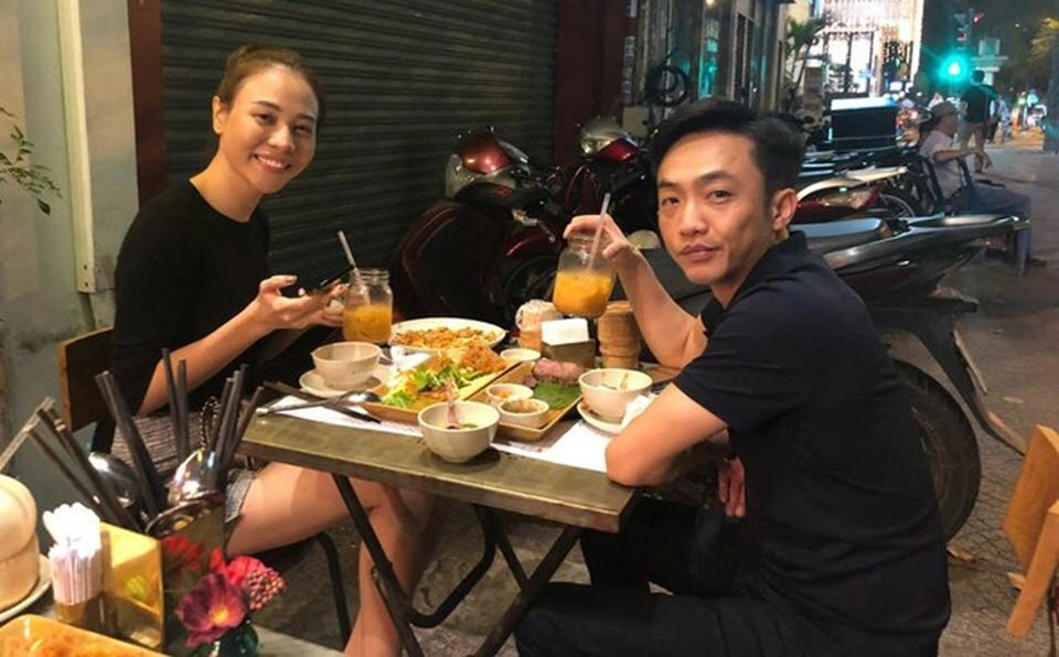 Cường Đôla yêu chiều Đàm Thu Trang khác thế nào so với những người tình trước? - 13 Trong ngày lễ tình nhân, nam doanh nhân phố núi còn chủ động đăng tải hình ảnh chụp cùng Đàm Thu Trang trong buổi đi ăn cùng nhau. Đàm Thu Trang tâm sự, cả hai chưa hề quen biết trước khi yêu nhau. Lần đầu tiên gặp mặt, cả hai đã nói chuyện xuyên suốt 6 tiếng đồng hồ. Chính điều đó khiến họ tự cho nhau cơ hội tìm hiểu kỹ hơn về đối phương. Điều này chứng tỏ giữa cặp đôi có sự thấu hiểu và đồng cảm khá sâu sắc.