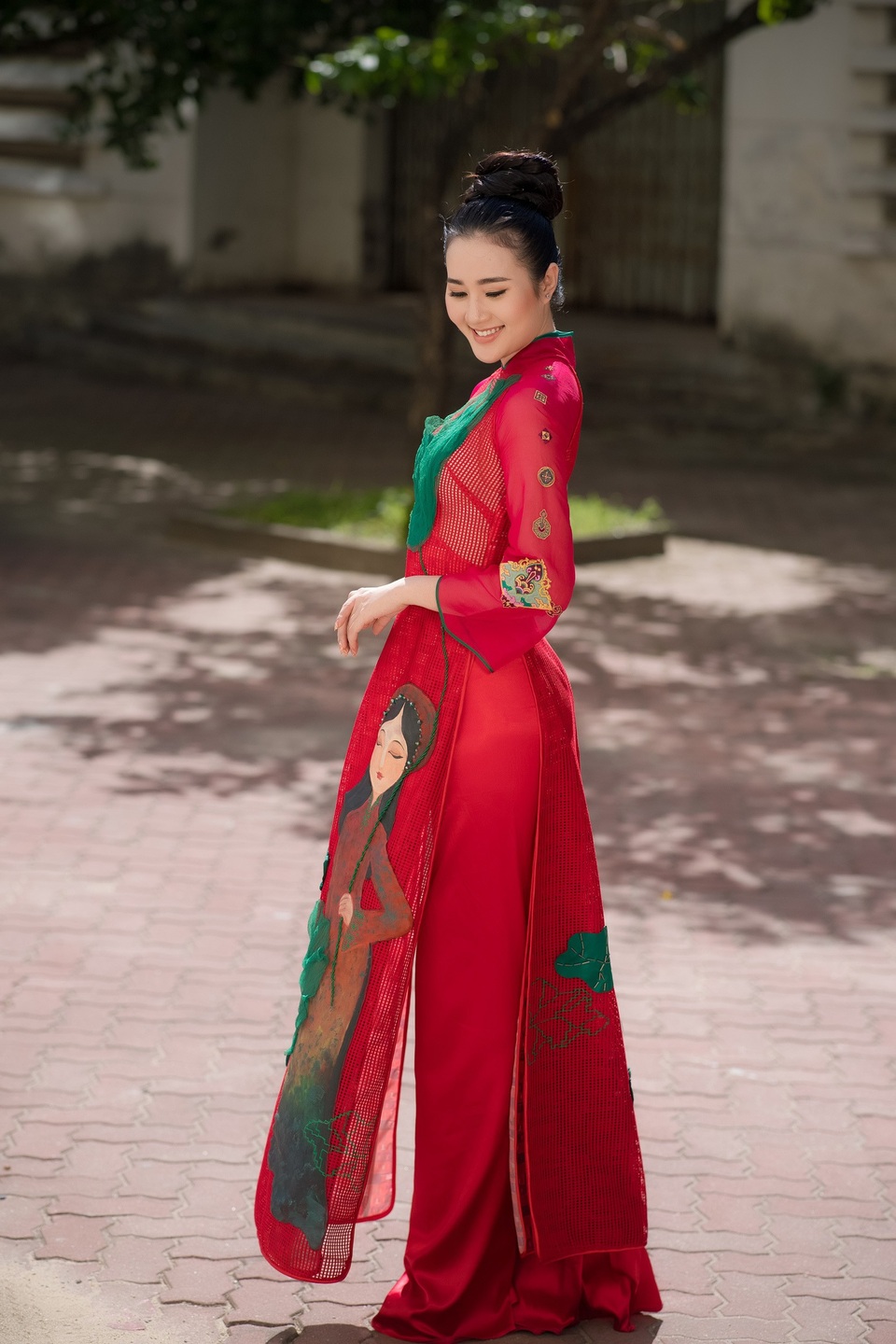 Sau khi “thả thính”, Jun Phạm lại công khai nắm tay Đỗ Mỹ Linh - 7 Á hậu Thùy Dung, Hoa khôi Như Thủy, Top 10 HHVN 2016 Quỳnh Loan thả dáng trước buổi chia sẻ kỷ niệm khi cùng tham gia Hoa hậu Việt Nam 2016.