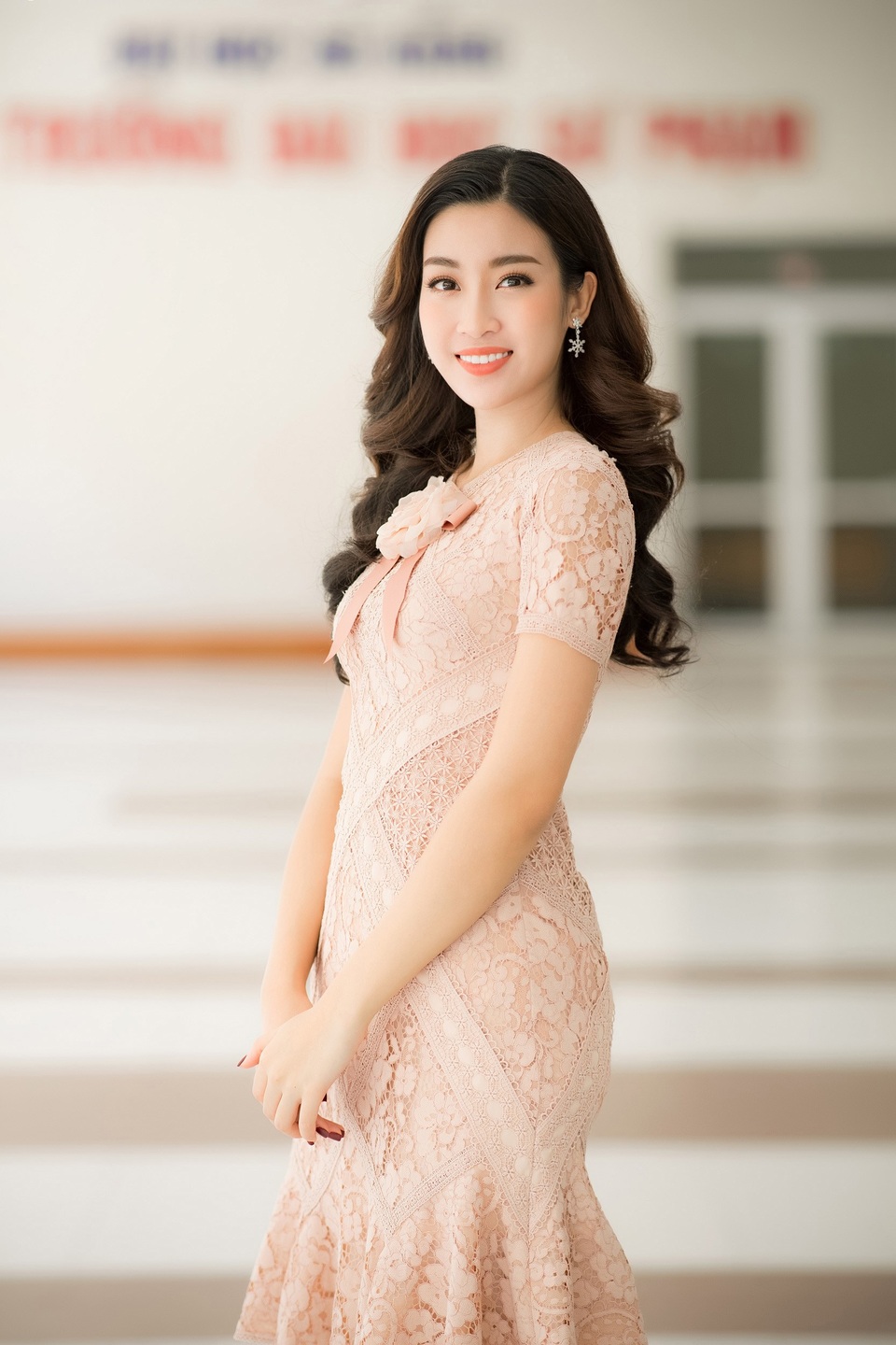 Sau khi “thả thính”, Jun Phạm lại công khai nắm tay Đỗ Mỹ Linh - 2 Hoa hậu Đỗ Mỹ Linh đẹp không tì vết trong buổi giao lưu.