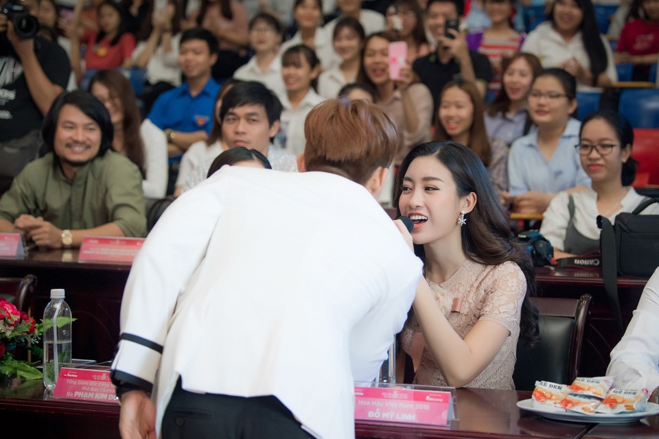 Sau khi “thả thính”, Jun Phạm lại công khai nắm tay Đỗ Mỹ Linh - 4 Jun Phạm lại tiếp tục thả thính Hoa hậu Đỗ Mỹ Linh.