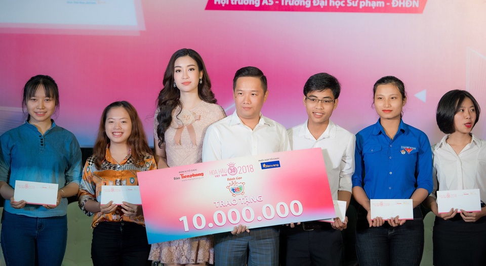 Sau khi “thả thính”, Jun Phạm lại công khai nắm tay Đỗ Mỹ Linh - 8 Nhân buổi giao lưu, đại diện đã trao các suất học bổng cho sinh viên trường Đại học Sư phạm Đà Nẵng.