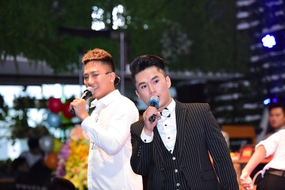 Sao Việt bị vòi tiền, đuổi đánh khi chạy show tỉnh lẻ - 1 Du Thiên và Châu Khải Phong kể lại sự cố nhớ đời khi đi lưu diễn tỉnh.