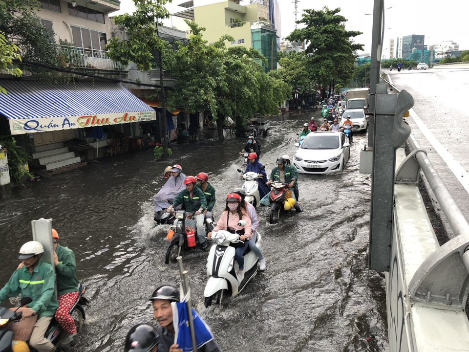 Có máy bơm “khủng”, đường Nguyễn Hữu Cảnh vẫn mênh mông nước ngập - 8 Đoạn chân cầu vượt Nguyễn Hữu Cảnh ngập sâu nhất