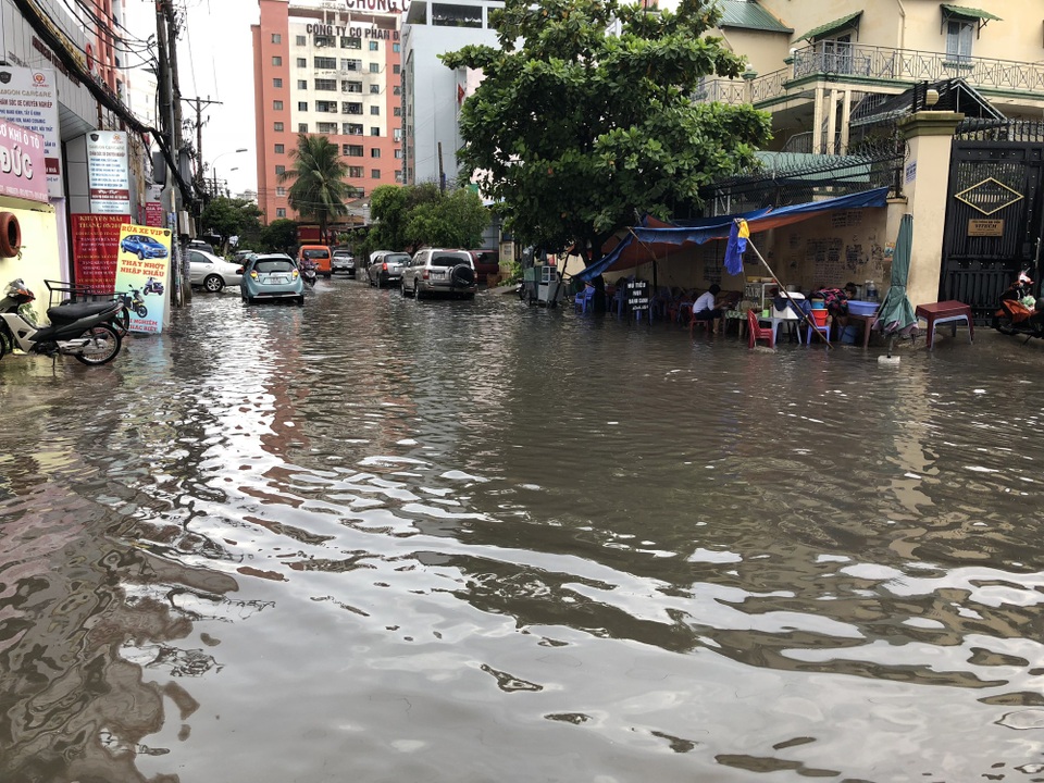 Có máy bơm “khủng”, đường Nguyễn Hữu Cảnh vẫn mênh mông nước ngập - 11
Đường Nguyễn Xí cũng ngập lênh láng.