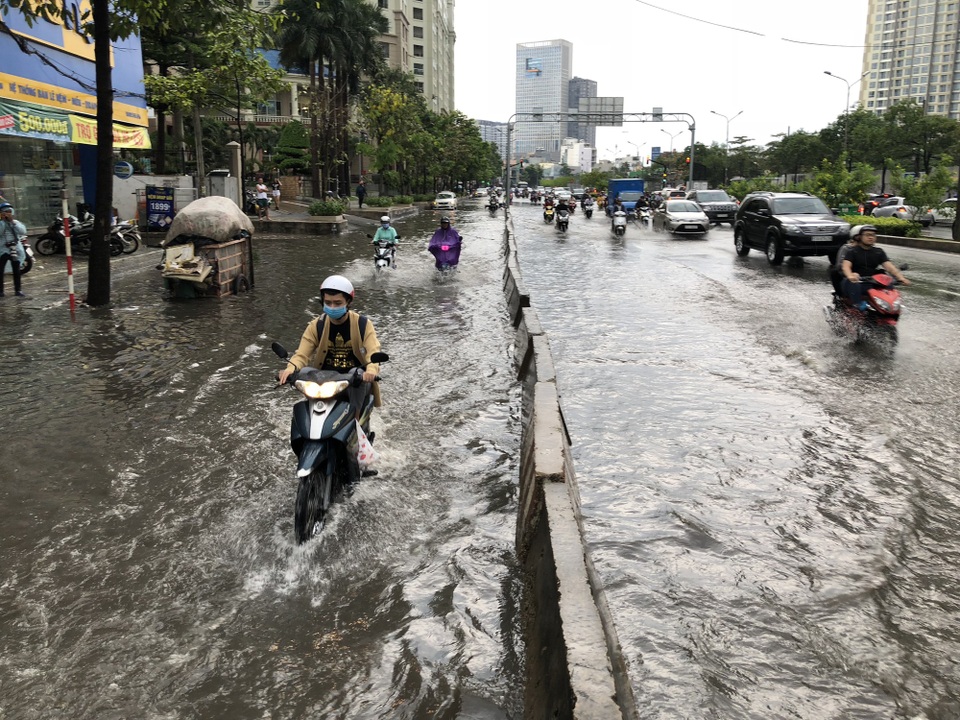 Có máy bơm “khủng”, đường Nguyễn Hữu Cảnh vẫn mênh mông nước ngập - 3 Có máy bơm “khủng”, đường Nguyễn Hữu Cảnh vẫn mênh mông nước ngập - 3