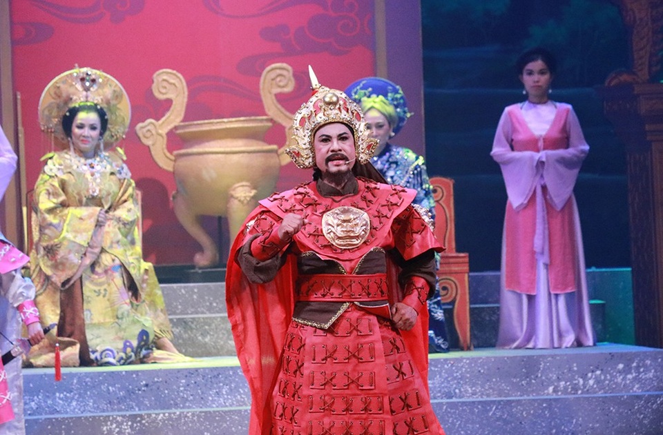 Phương Thanh gặp sự cố “bay mũ” khi diễn vở "Thái hậu Dương Vân Nga" - 8 Và nghệ sĩ Chí Linh đảm nhận 2 phân đoạn sau, với nhiều năm đứng trên sân khấu, mỗi người đều thể hiện trọn vẹn với vai diễn mình đảm nhận.