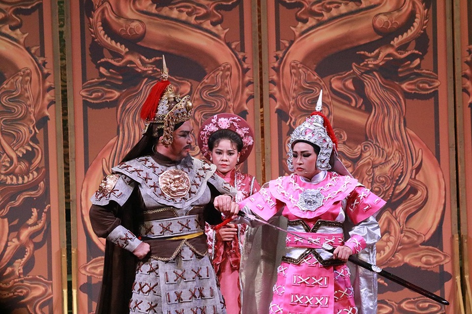 Phương Thanh gặp sự cố “bay mũ” khi diễn vở "Thái hậu Dương Vân Nga" - 14 Phương Thanh lần đầu tiên vào vai võ tướng cũng tạo nên áp lực không nhỏ cho cô.