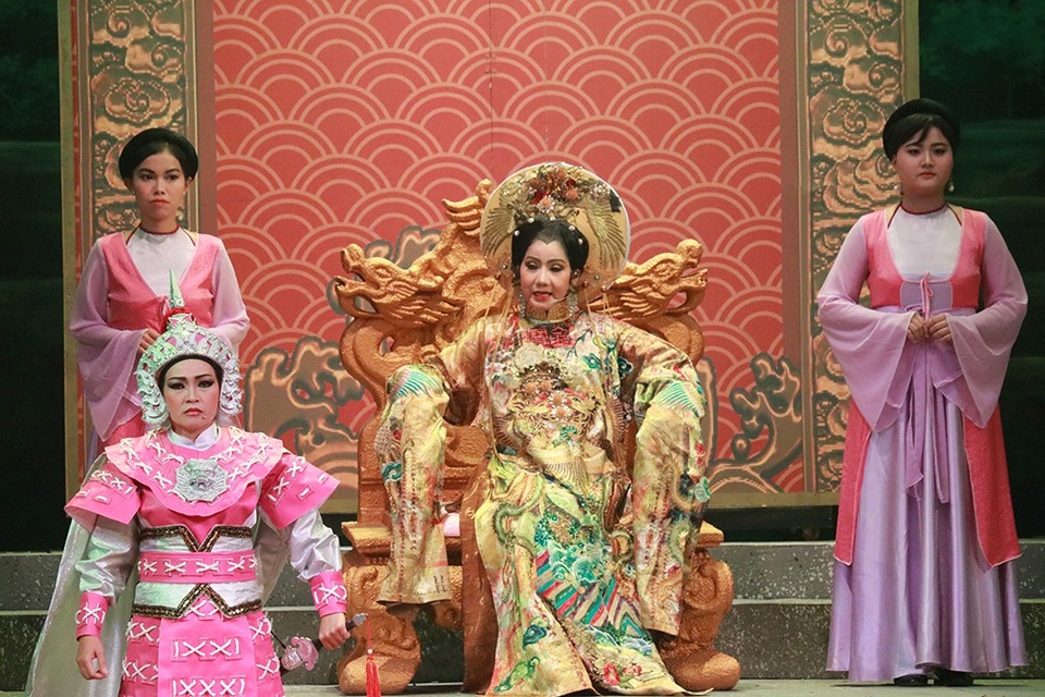 Phương Thanh gặp sự cố “bay mũ” khi diễn vở "Thái hậu Dương Vân Nga" - 1 Phương Thanh gặp sự cố “bay mũ” khi diễn vở "Thái hậu Dương Vân Nga" - 1