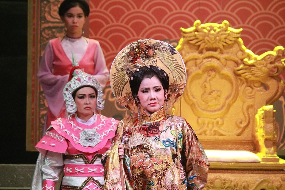 Phương Thanh gặp sự cố “bay mũ” khi diễn vở "Thái hậu Dương Vân Nga" - 3 Vai diễn Thái hậu Dương Vân Nga do NSƯT Phượng Loan và nghệ sĩ Kim Ngân đảm nhận. Tuy nhiên, nếu so sánh 2 vai diễn có thể thấy NSƯT Phượng Loan có phần trọn vẹn hơn qua 2 phân đoạn đầu tiên từ ca, diễn cho đến nội lực và thần thái làm nên nhân vật.