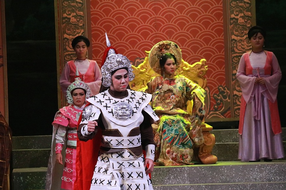 Phương Thanh gặp sự cố “bay mũ” khi diễn vở "Thái hậu Dương Vân Nga" - 18 Ca sĩ Quốc Đại nhiều lần đứng trên sân khấu cải lương nên vai diễn này đã không làm khó anh