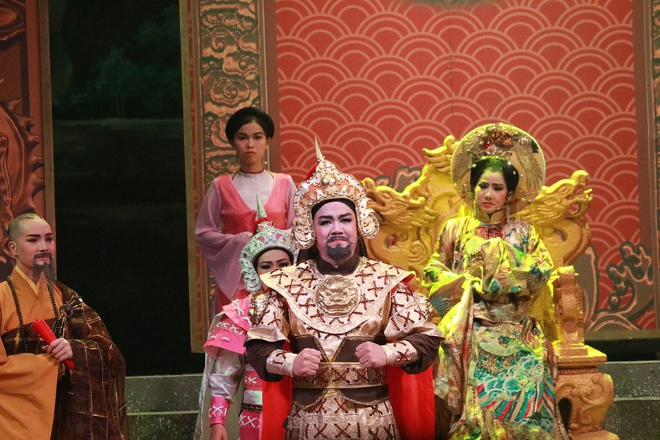 Phương Thanh gặp sự cố “bay mũ” khi diễn vở "Thái hậu Dương Vân Nga" - 7 Nghệ sĩ Lê Tứ trong vai Lê Hoàn ở 2 phân cảnh đầu