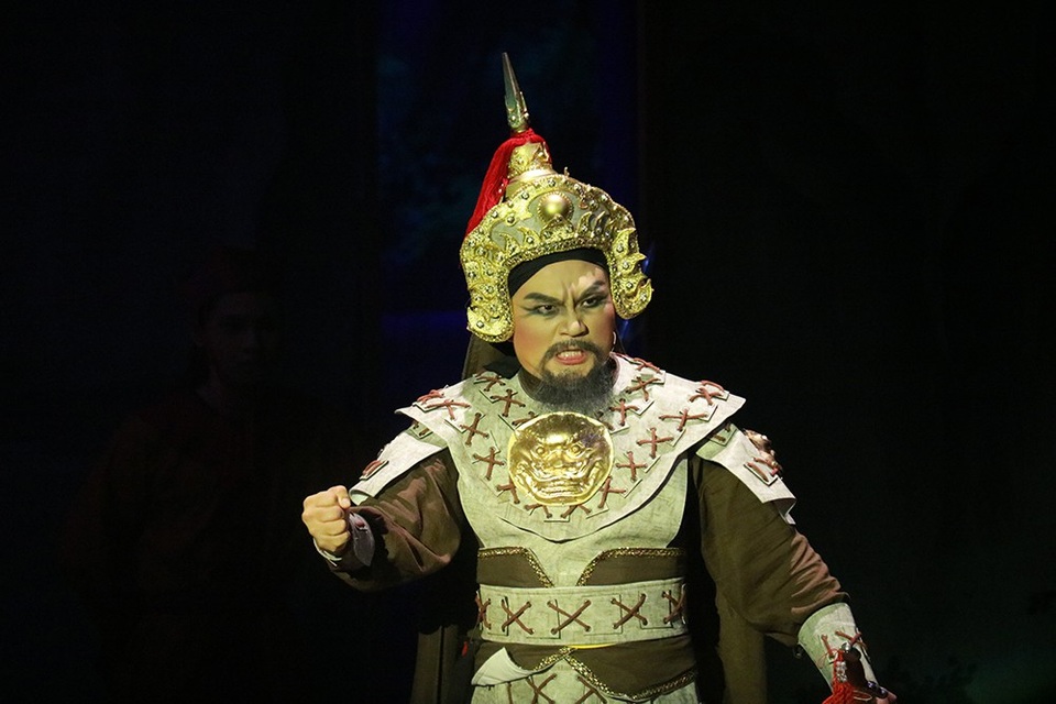 Phương Thanh gặp sự cố “bay mũ” khi diễn vở "Thái hậu Dương Vân Nga" - 10 Phương Thanh gặp sự cố “bay mũ” khi diễn vở "Thái hậu Dương Vân Nga" - 10