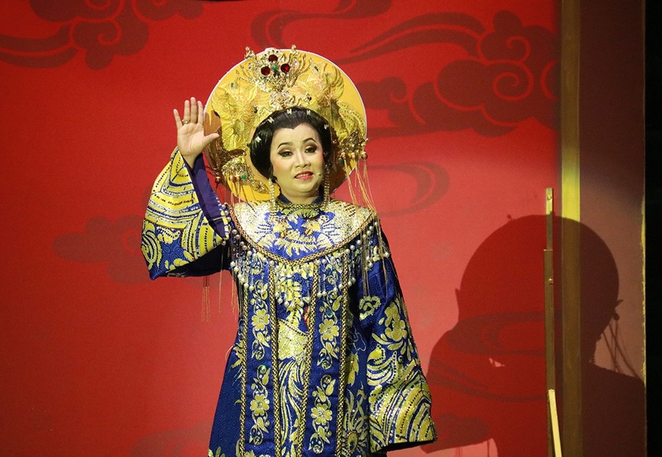 Phương Thanh gặp sự cố “bay mũ” khi diễn vở "Thái hậu Dương Vân Nga" - 4 Nghệ sĩ Kim Ngân được đánh giá cách diễn còn cứng, một phần do đã quá quen thuộc với dạng vai đào võ của cải lương tuồng cổ nên chưa thể hiện được sự mềm mại, uyển chuyển khi vào vai một thái hậu vừa uy nghiêm nhưng nội lực đến từ bên trong chứ không phải thông qua vũ đạo.