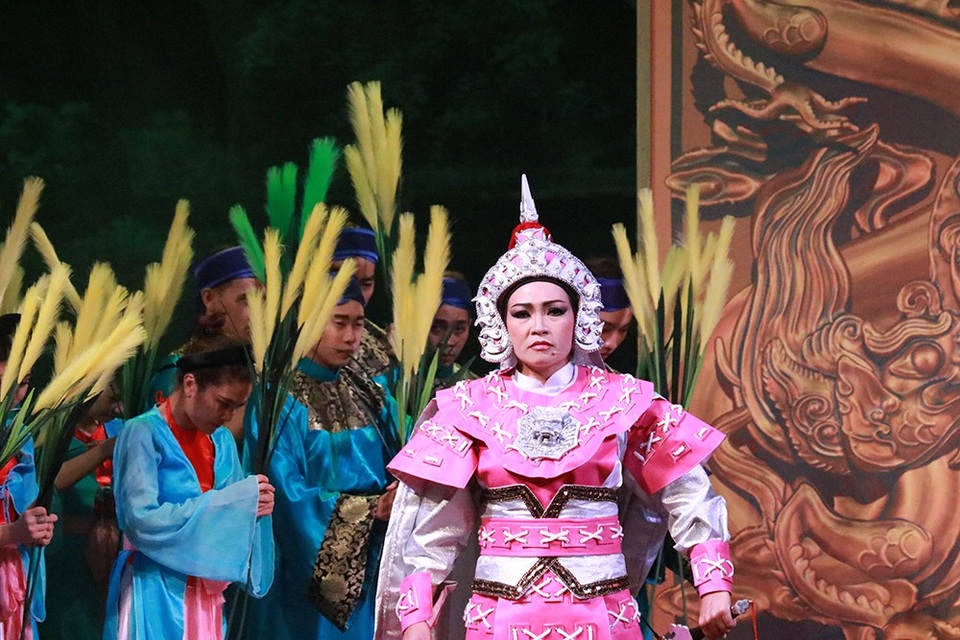 Phương Thanh gặp sự cố “bay mũ” khi diễn vở "Thái hậu Dương Vân Nga" - 13 Khán giả đã dành nhiều tràng pháo tay tán thưởng cho sự xuất hiện của ca sĩ Phương Thanh vai Hiệu Úy Kỳ Hoa, ca sĩ Quốc Đại vai Đinh Cử... Dù xuất thân không chuyên nhưng chính sự nghiêm túc của các nghệ sĩ này qua cách hát, cách diễn đã chiếm được nhiều tình cảm của khán giả.