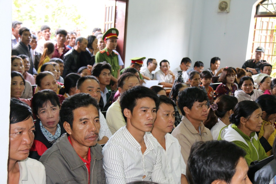 Xét xử phúc thẩm vụ nổ súng ở Đắk Nông khiến 3 người chết - 3 Rất nhiều người dân quan tâm, theo dõi phiên tòa