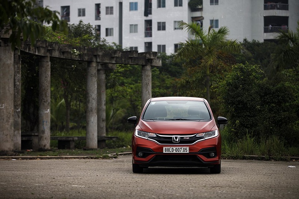 Honda Jazz - “Cú đánh lái bất ngờ” ở phân khúc hạng B - 3
Honda Jazz có trang bị an toàn chủ động khá phong phú, với hệ thống phanh ABS/EBD/BA, hệ thống cân bằng điện tử VSA, hệ thống kiểm soát lực léo TSC, hệ thống hỗ trợ khởi hành trên dốc...