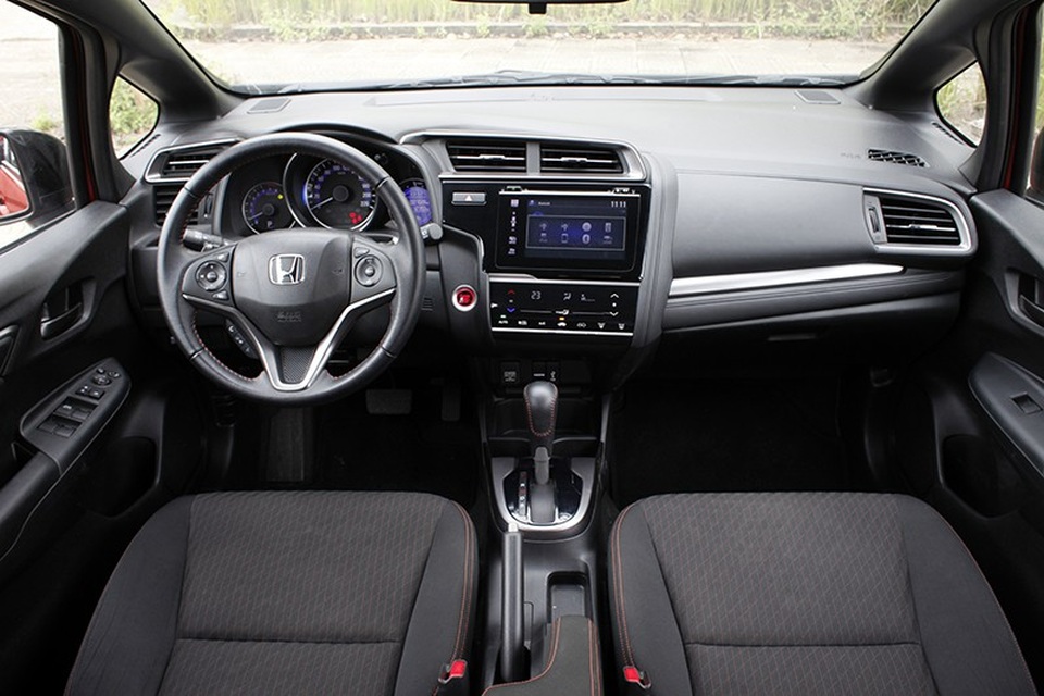 Honda Jazz - “Cú đánh lái bất ngờ” ở phân khúc hạng B - 5 Thiết kế bảng đồng hồ của Honda Jazz có thiết kế rất hiện đại với hầu hết các phím chức năng được chuyển sang công nghệ cảm ứng.