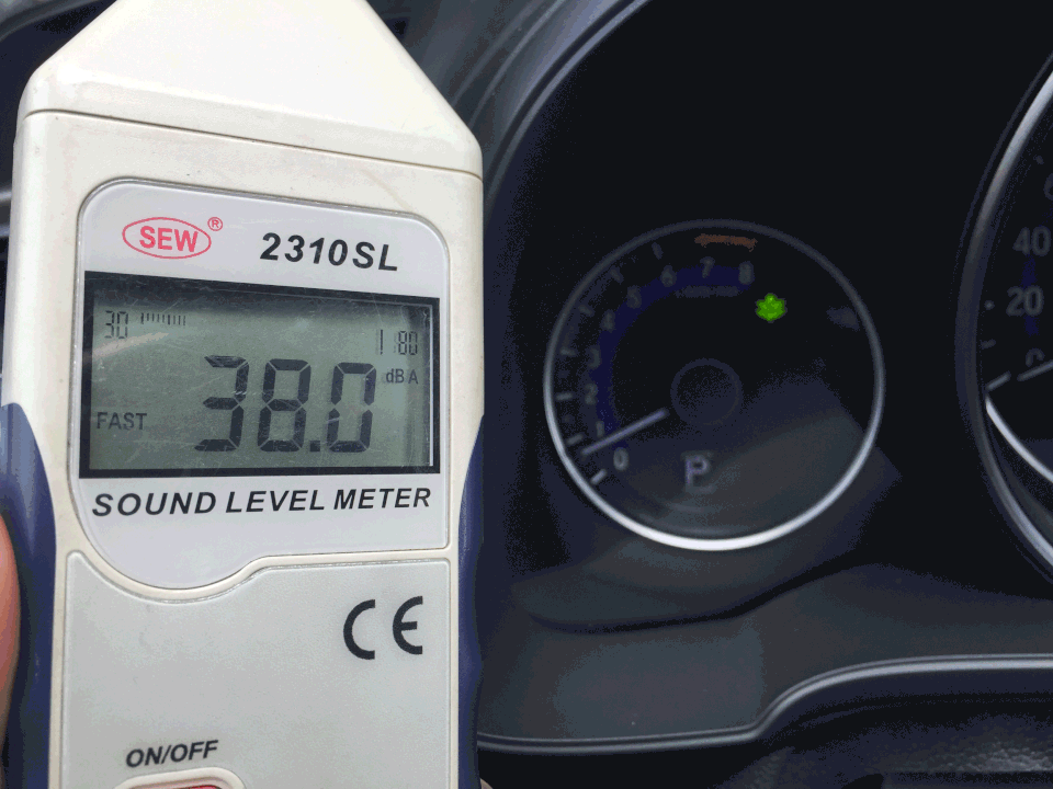 Honda Jazz - “Cú đánh lái bất ngờ” ở phân khúc hạng B - 6 Khả năng cách âm của Jazz khá tốt khi độ ồn ở khoang động cơ được giảm thiểu đáng kể, không vọng vào khoang lái quá nhiều.