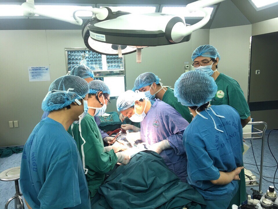 Cứu thành công ca ung thư tuyến giáp di căn vào lòng khí quản - 1 Lần đầu tiên, Bệnh viện Ung bướu Đà Nẵng thực hiện thành công cắt khí quản nối tận - tận cho bệnh nhân ung thư tuyến giáp, di căn vào lòng khí quản.
