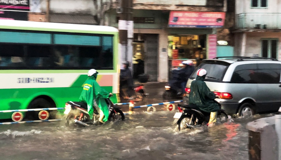 Cơn mưa đầu mùa trên diện rộng khá lớn và kéo dài khiến nhiều tuyến đường ở TPHCM ngập nặng trong chiều 7/5.