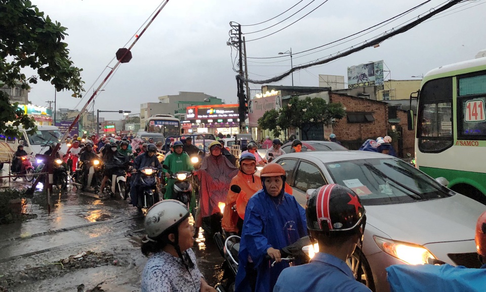 Người dân một phen khốn đốn khi mưa gây ngập nước, kẹt xe.