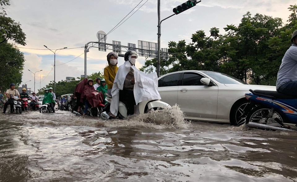 Người dân khốn đốn tìm đường về nhà sau cơn mưa đầu mùa - 1